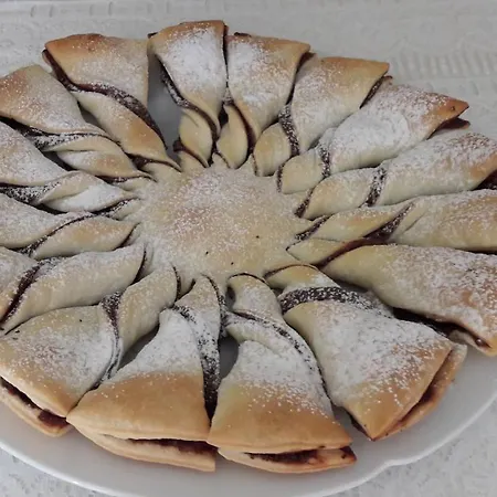La Rosa Tra I Laghi לינה וארוחת בוקר מאינה